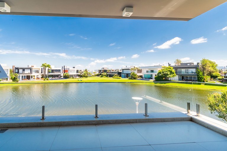 Rosa casa com Piscina condomínio Enseada Xangri-lá