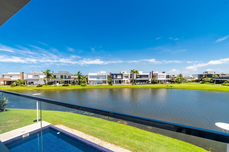 Rosa casa com Piscina condomínio Enseada Xangri-lá