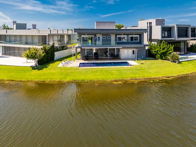 Rosa casa com Piscina condomínio Enseada Xangri-lá