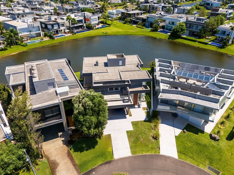 Rosa casa com Piscina condomínio Enseada Xangri-lá